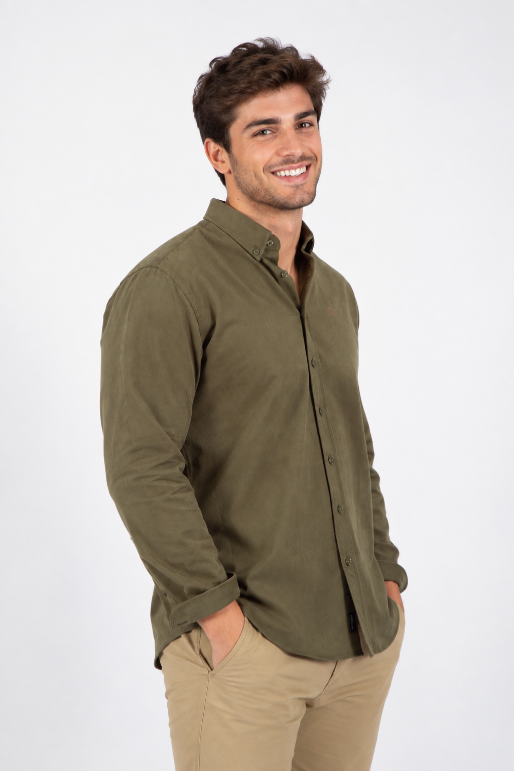 Camisa Kaki con modelo joven y divertido