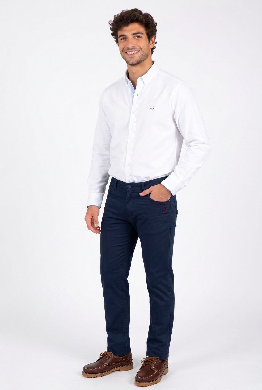 Pantalón marino con camisa blanca