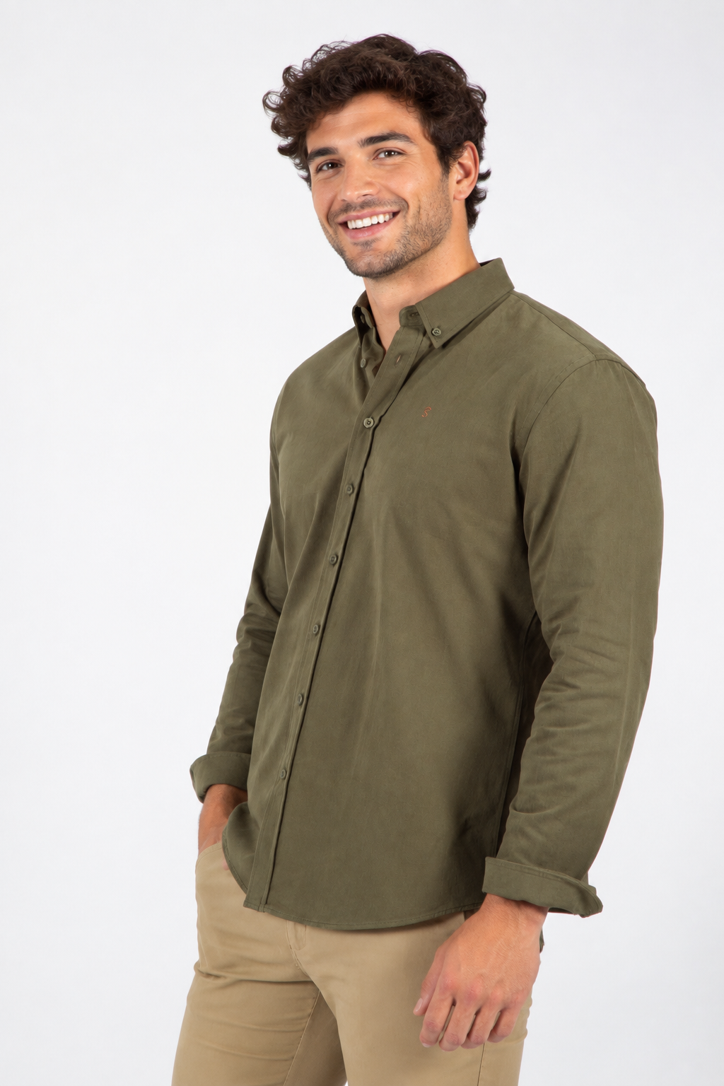 Camisa Kaki con modelo joven y divertido