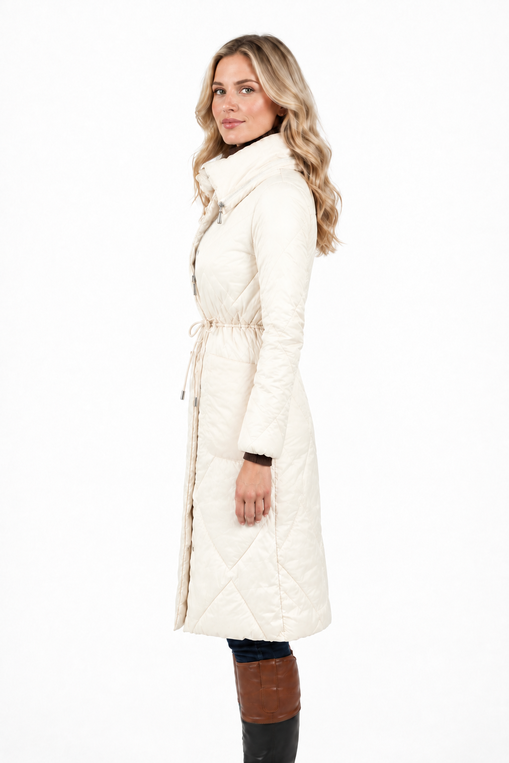 Modelo rubia de complexión delgada con abrigo blanco, vista de perfil