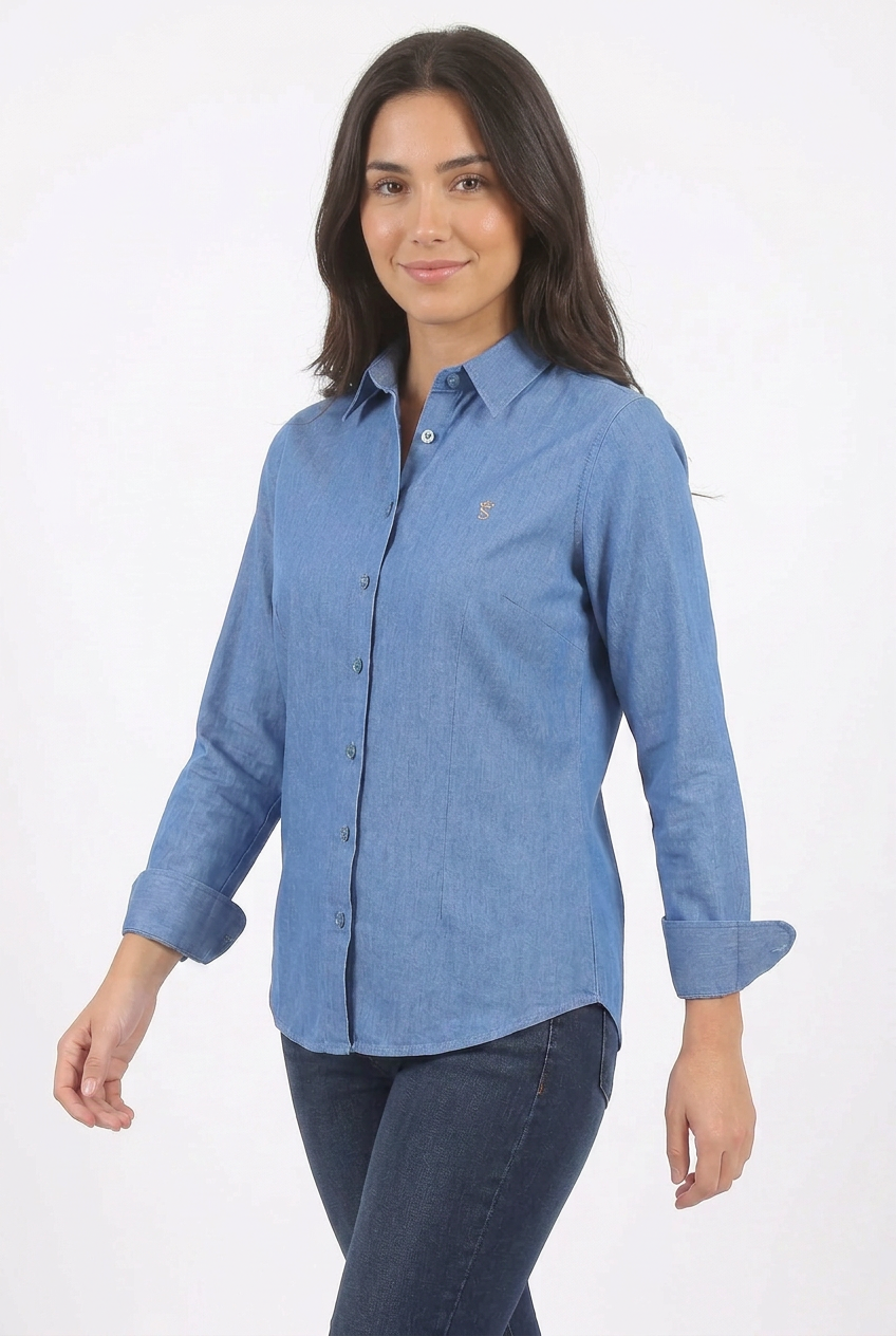 Modelo adulta más joven con camisa azul y pose natural