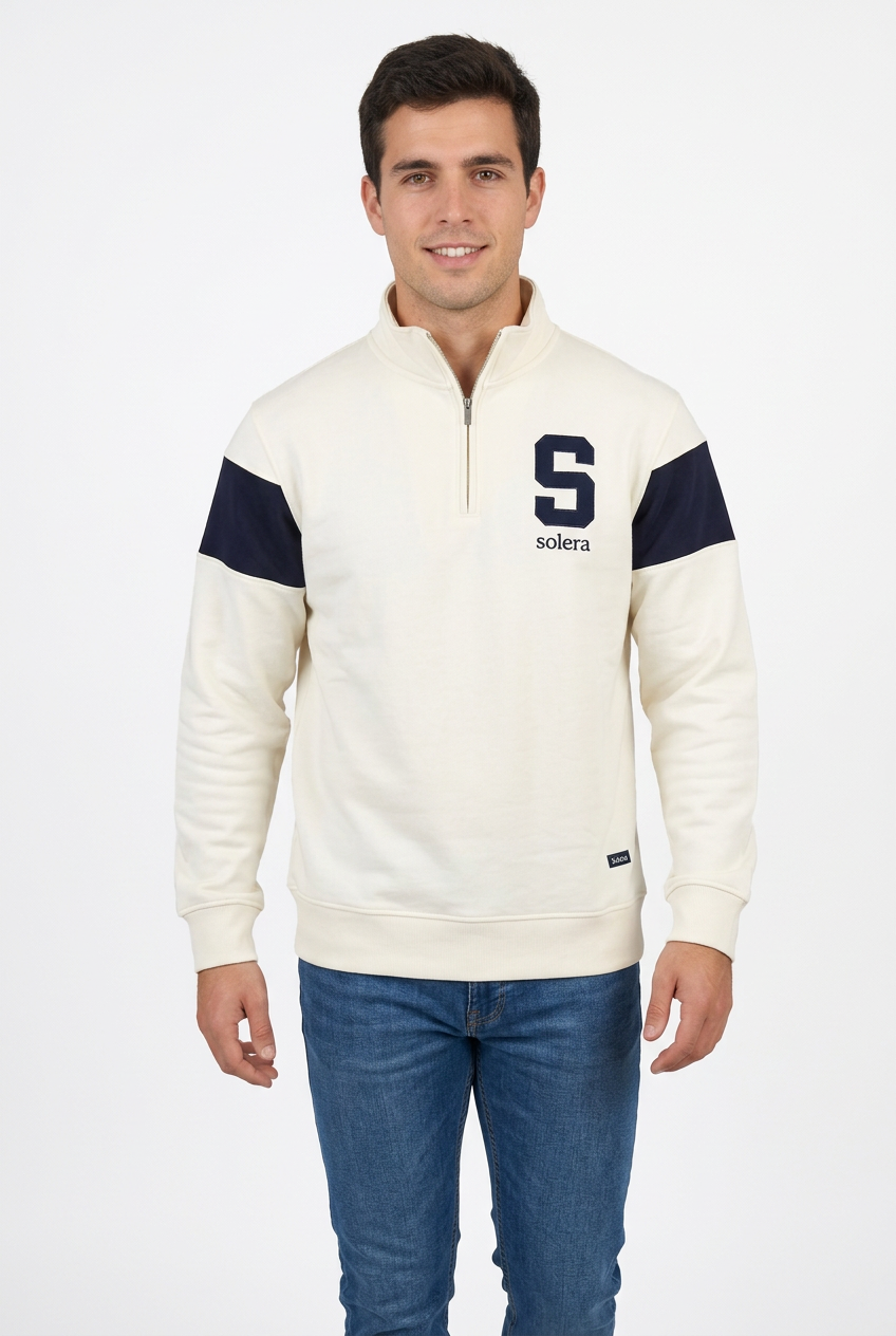Modelo caminando con sudadera blanca y marino