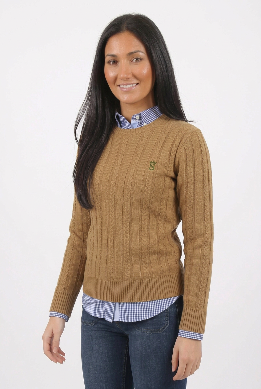 Modelo con giro suave y jersey camel