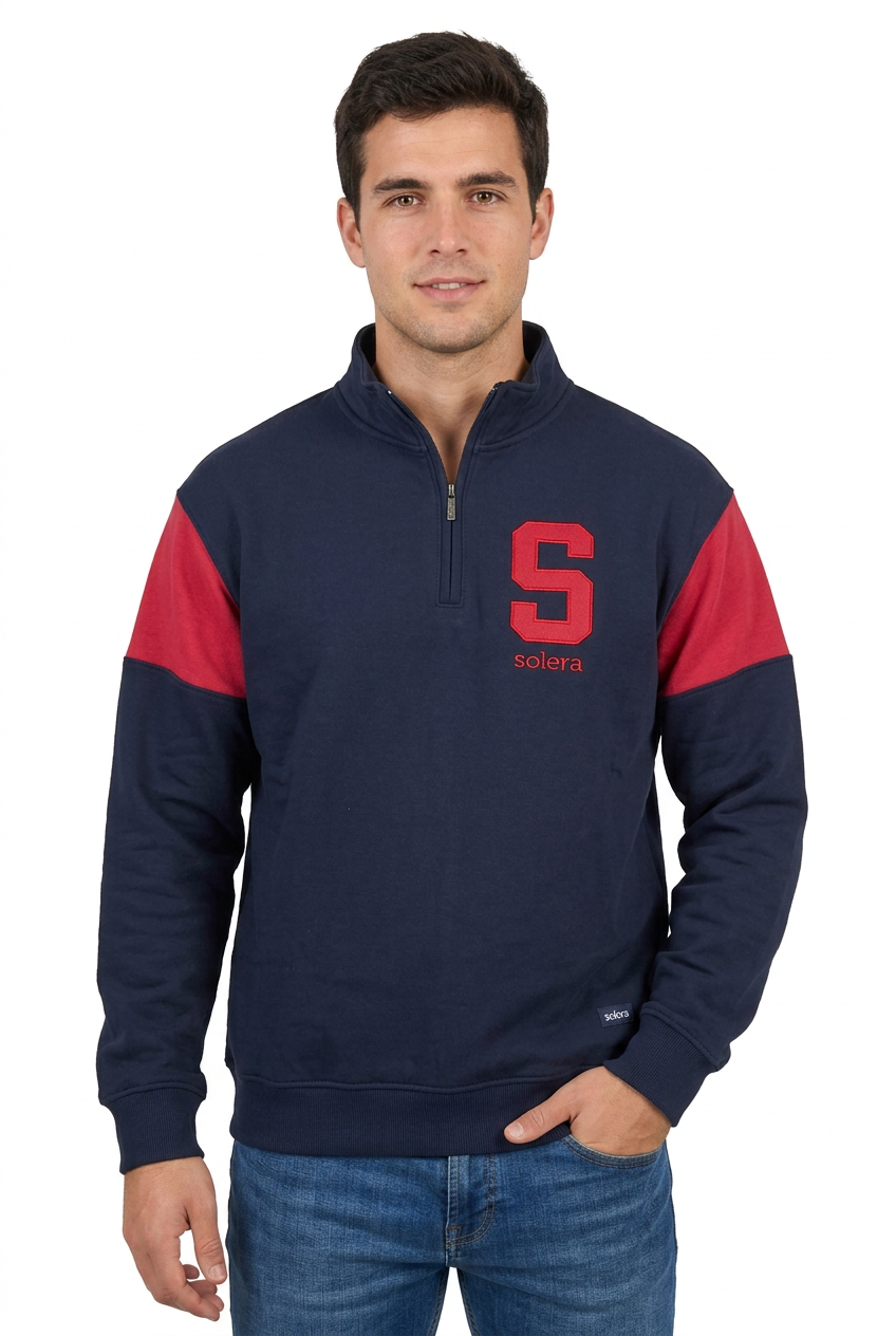 Modelo con sudadera marino y roja en pose de tres cuartos