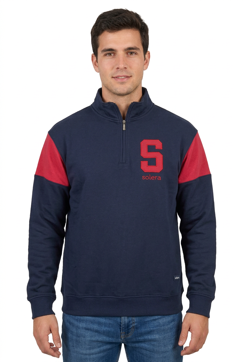 Modelo con sudadera marino y roja en pose frontal