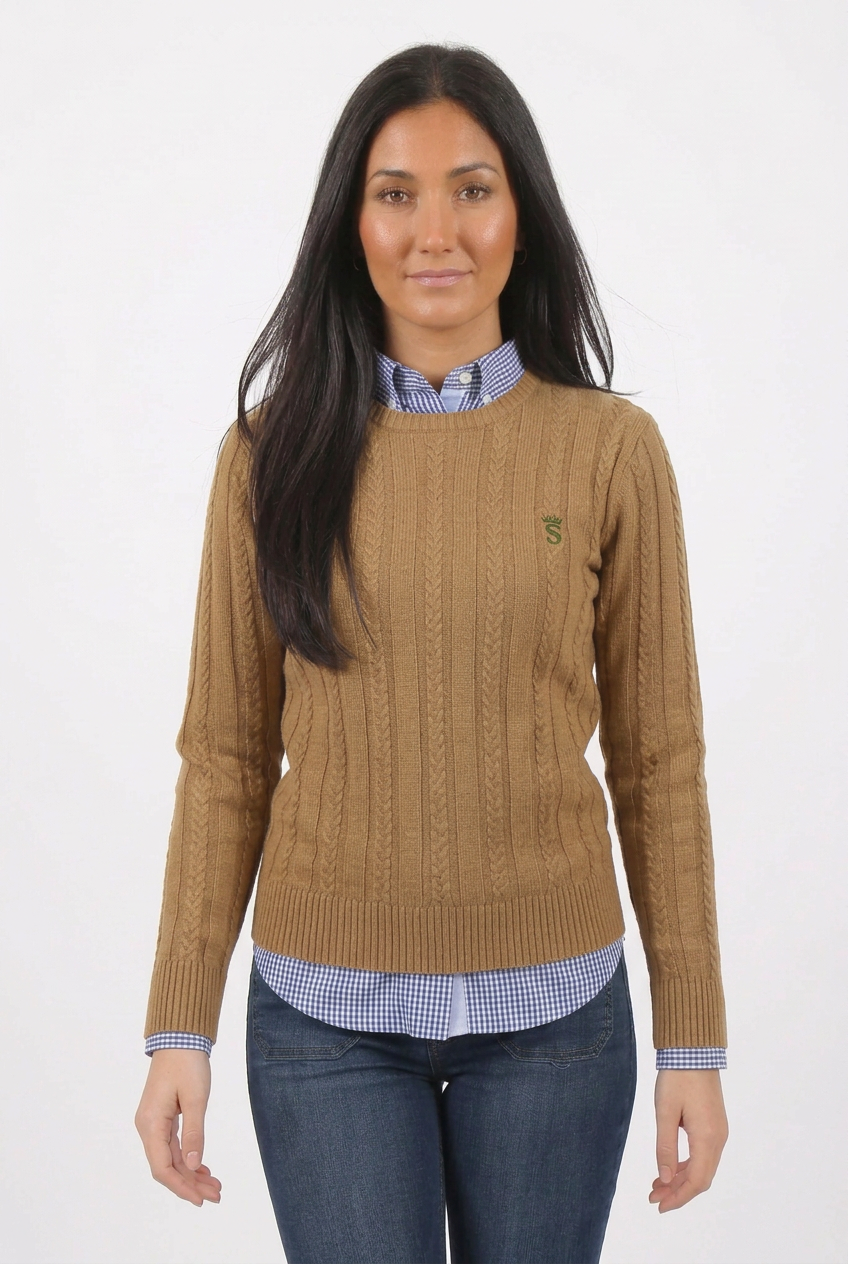 Modelo dando un paso con jersey camel