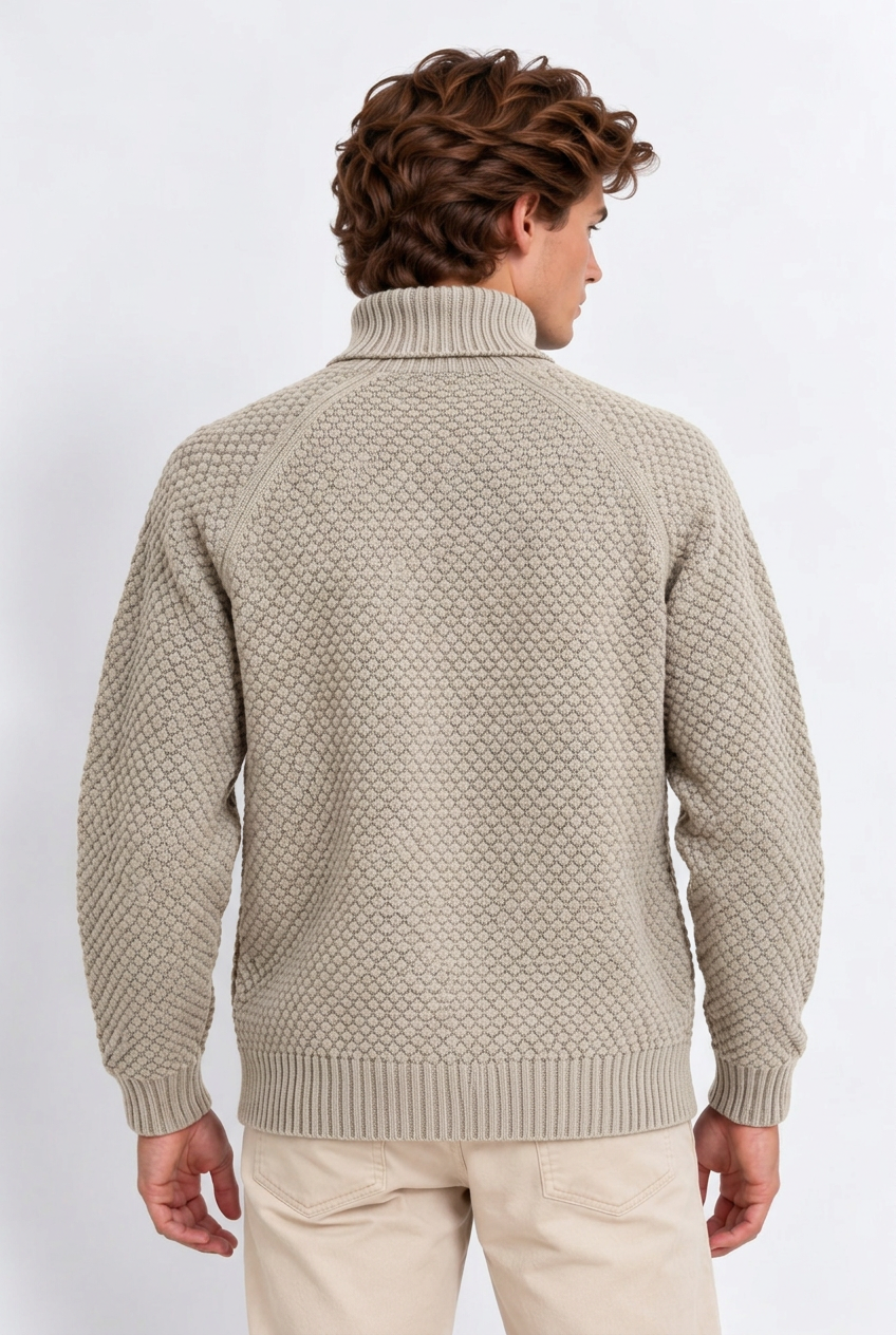 Modelo de espalda con jersey beige de cuello vuelto