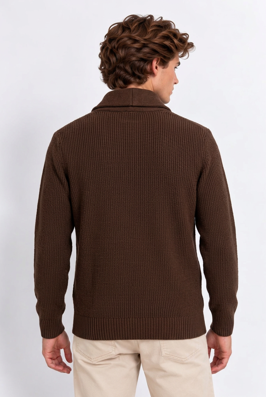 Modelo de espalda con jersey marrón oscuro