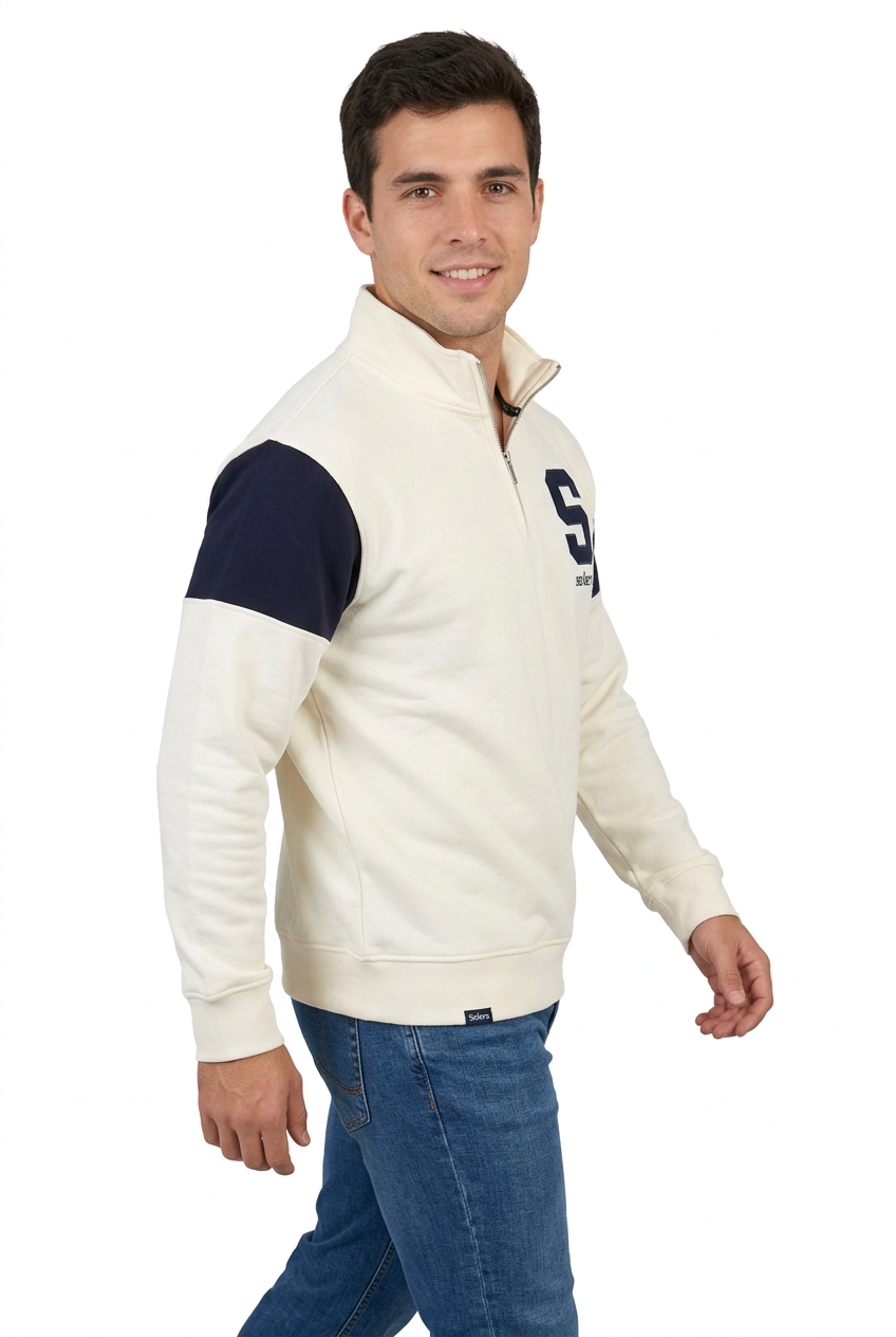 Modelo en movimiento de tres cuartos con sudadera blanca y marino