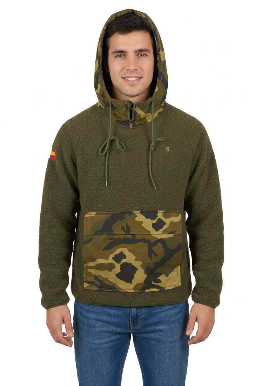 Modelo masculino con sudadera de borreguito, vista de tres cuartos