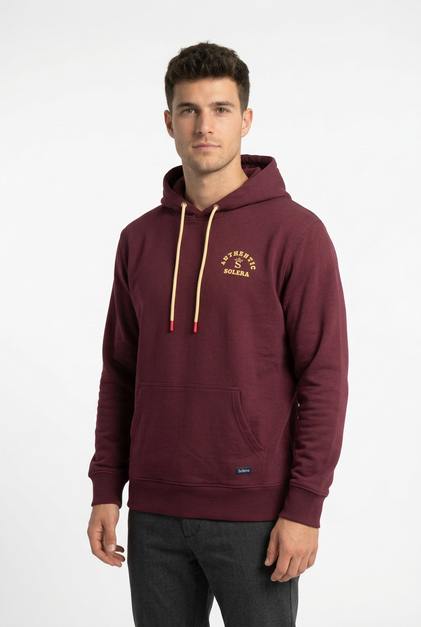 Sudadera granate con modelo masculino, tres cuartos