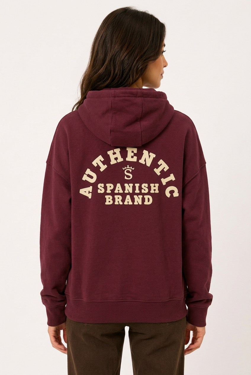 Sudadera granate de espalda con la modelo