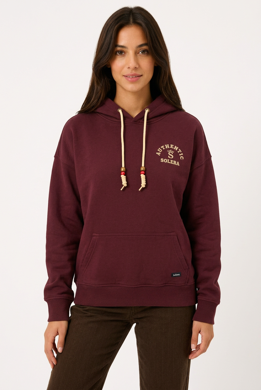 Sudadera granate de frente con la modelo