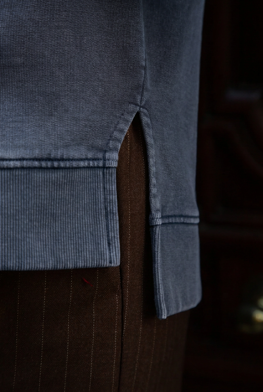 Sudadera marino, detalle del bajo lateral