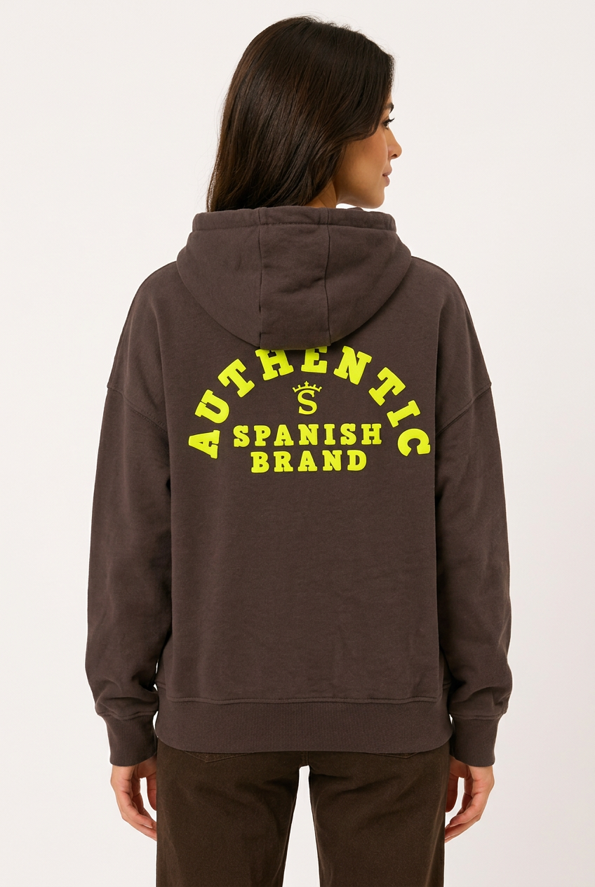 Sudadera marrón de espalda con la modelo