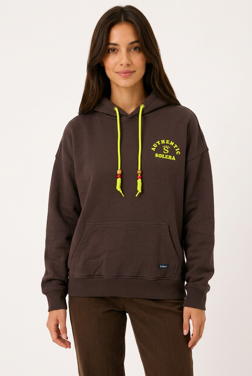 Sudadera marrón de frente con la modelo
