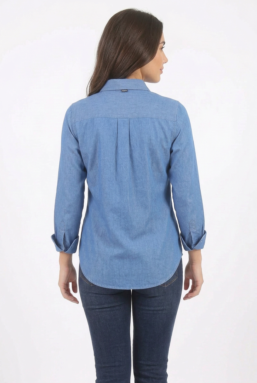 Vista de espalda de la camisa azul