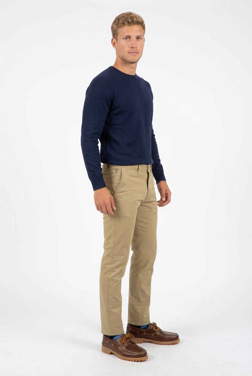 Vista de perfil del pantalón chino tostado