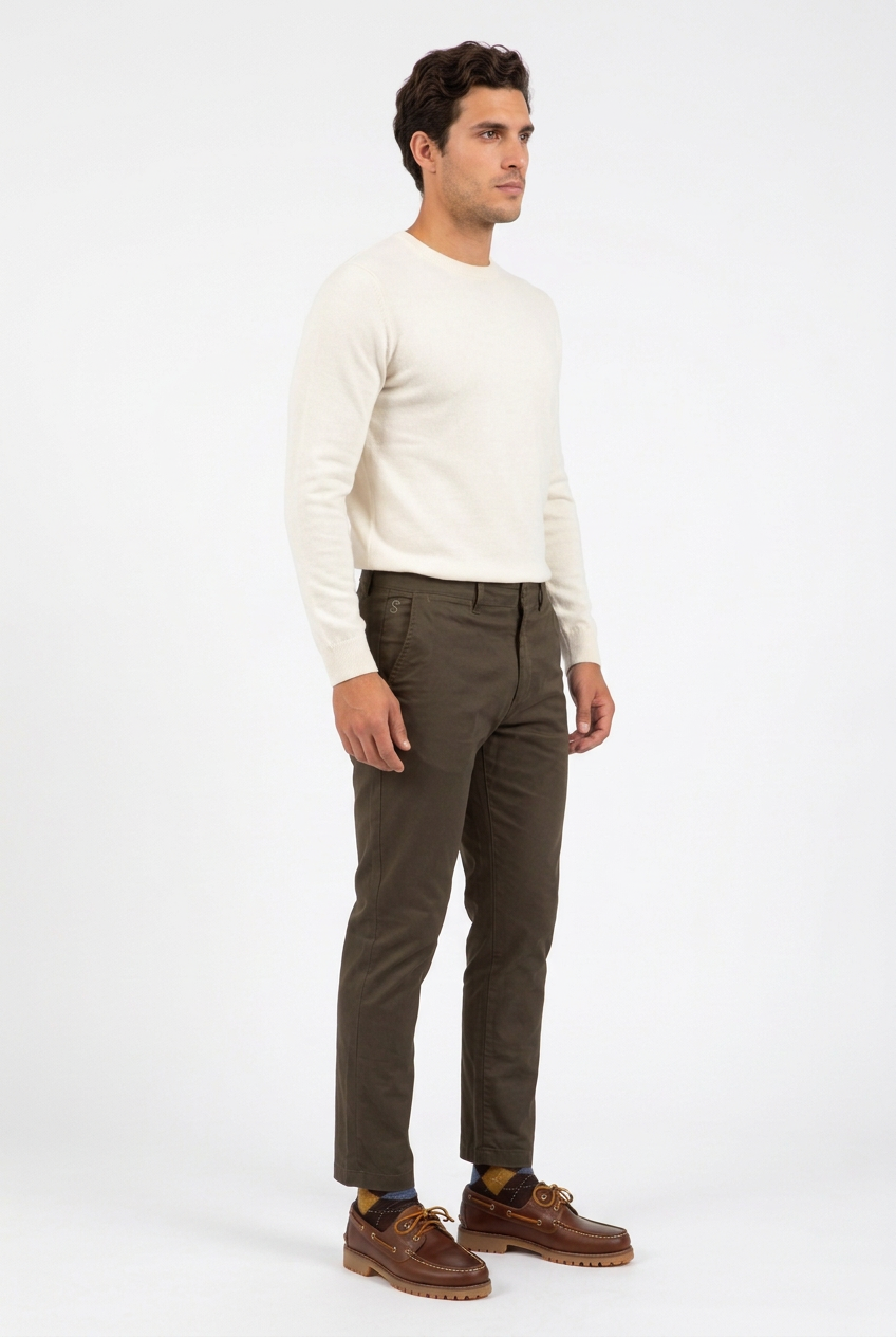 Vista de perfil del pantalón kaki