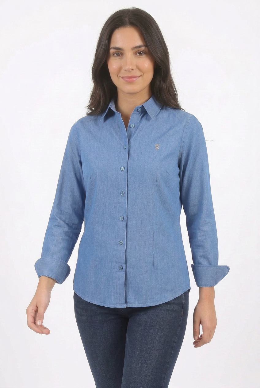 Vista frontal de la modelo con camisa azul