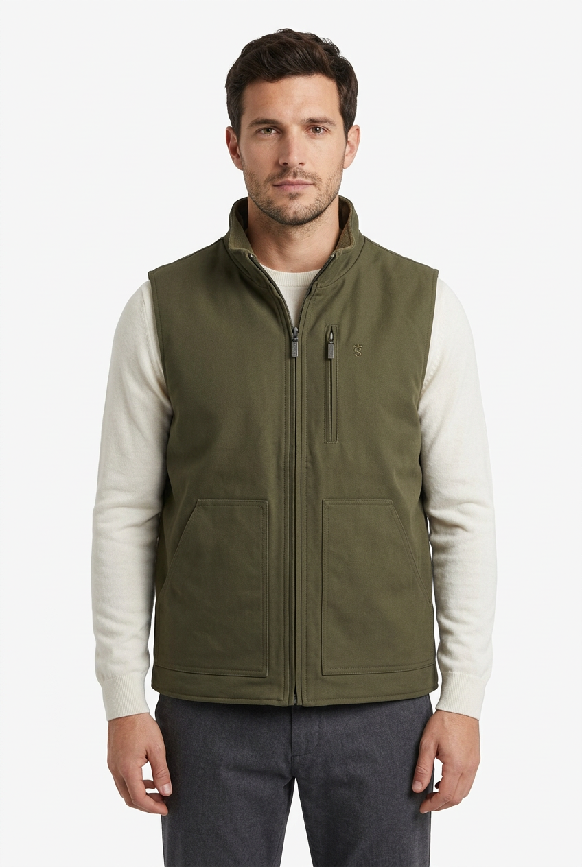 Vista principal del chaleco con modelo masculino