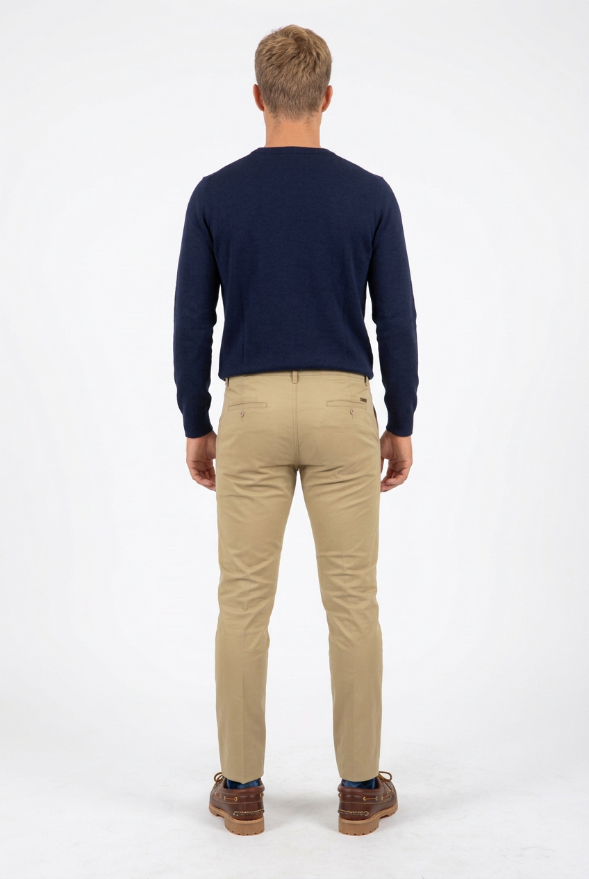 Vista trasera del pantalón chino tostado