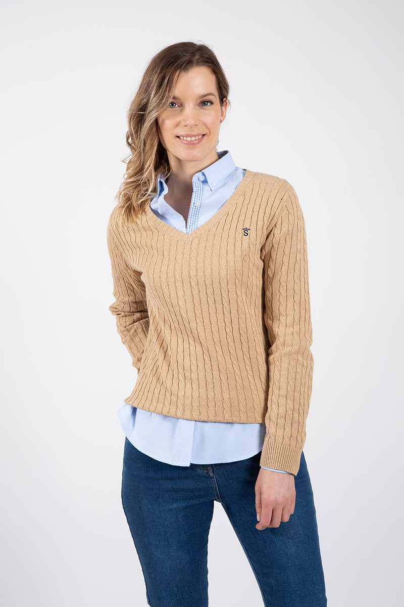 Pull en maille torsadée à col en V camel