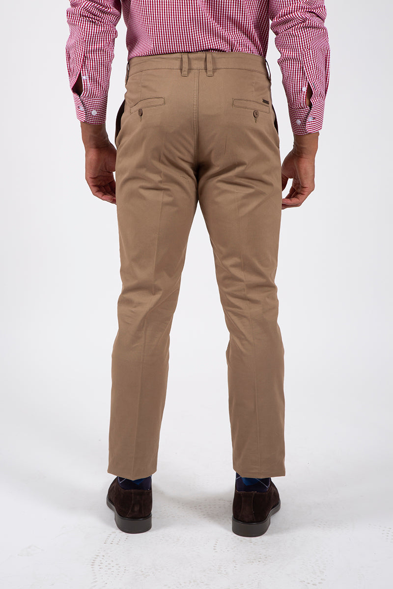 Pantalón chino tostado