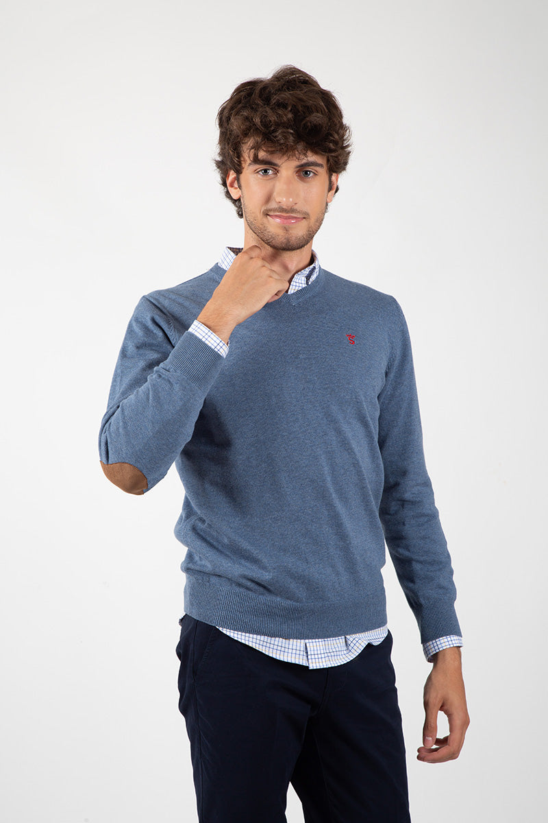 Pull bleu à col en V