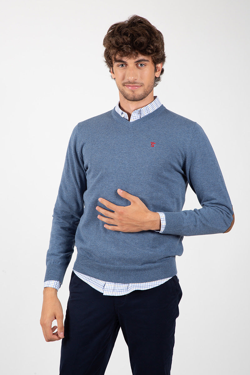 Pull bleu à col en V